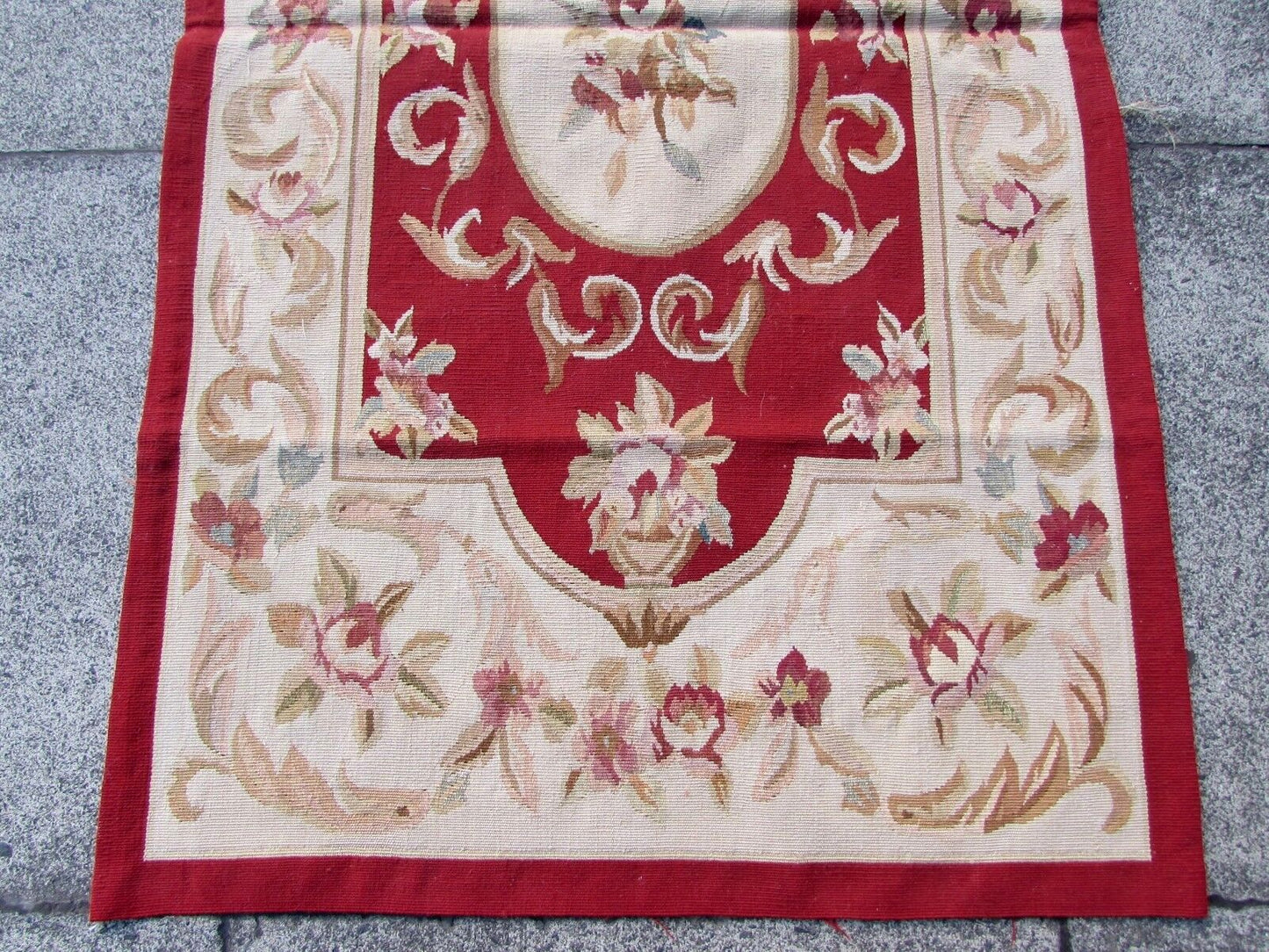 Detailed view of the 1980s French wool rug