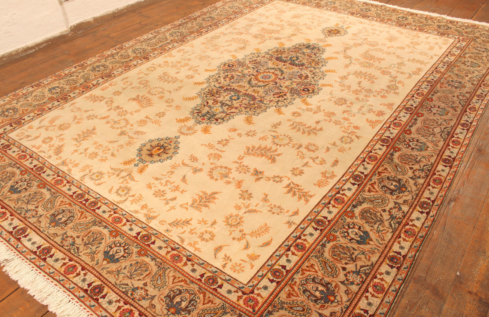 Close-up of the large medallion design on the Handmade Contemporary Persian Style Tabriz Rug