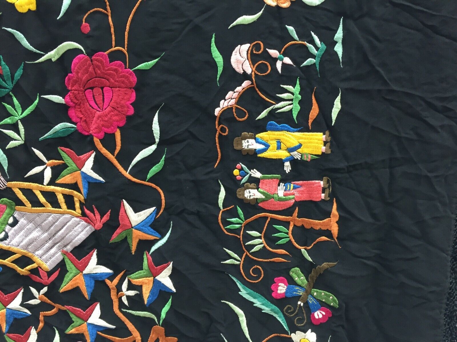 Close-up of the floral motifs woven onto the cotton base, highlighting their intricate details
