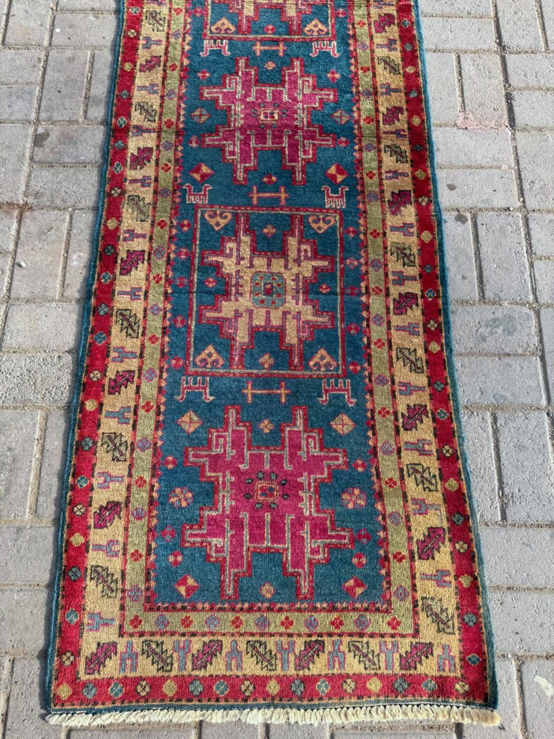 Full runner view showing elongated composition

