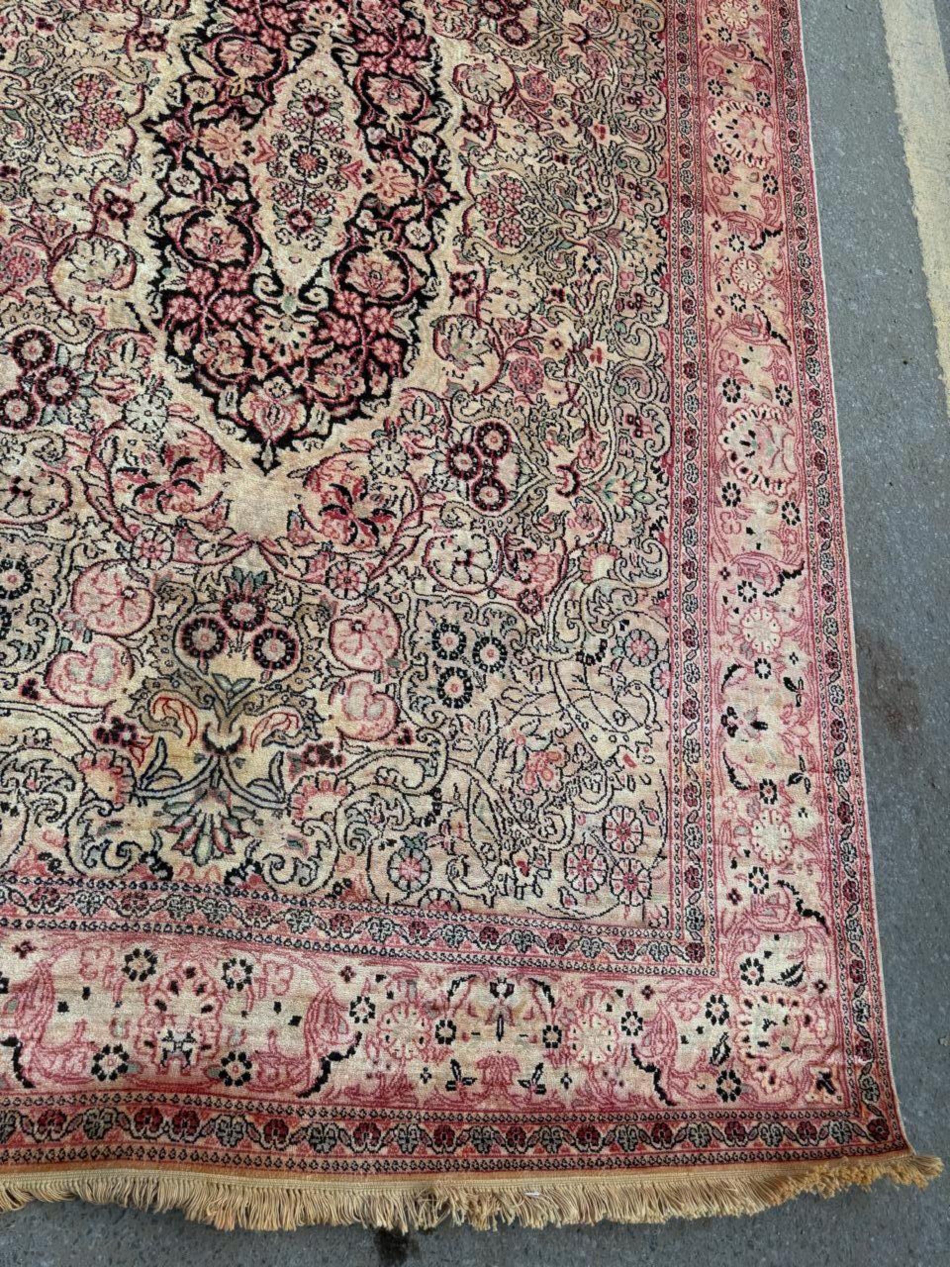 Detail of the rich terracotta red background and its luminous silk texture.

