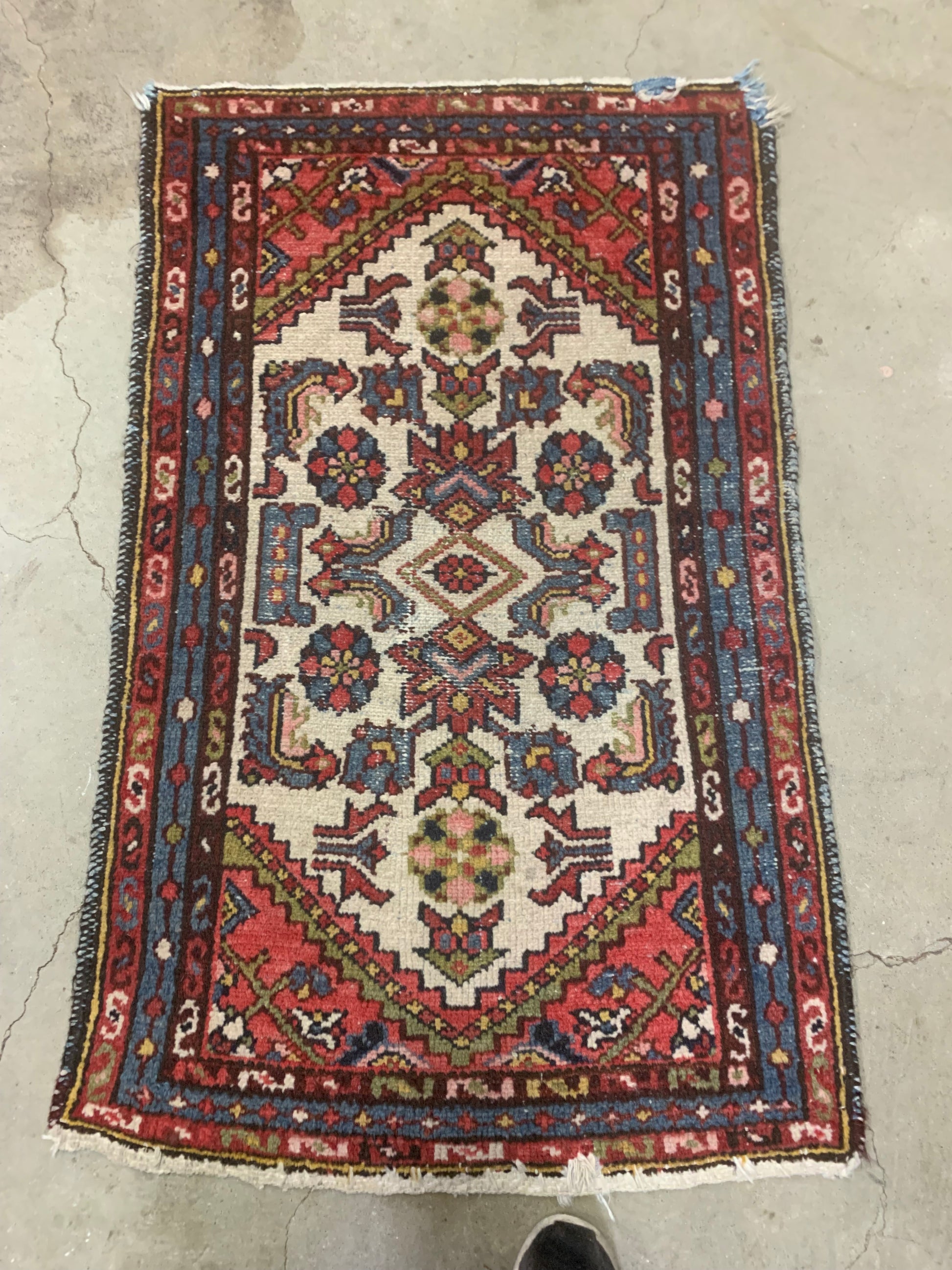 Multi-layered borders of a 1920s Hamadan rug.
