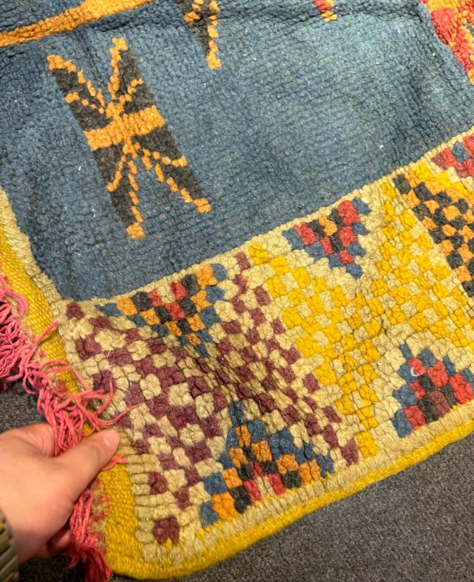 Detailed view of the sunny yellow border with diamond patterns.

