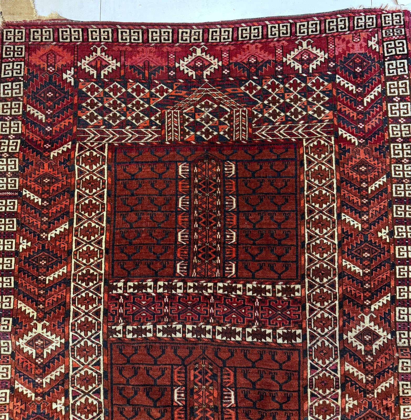 Detail of the rich madder red background and its luminous vegetable dye color.


