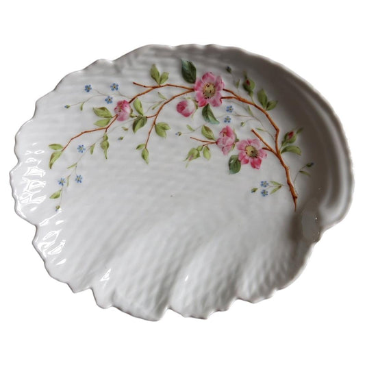 White porcelain shell dish 2C133 with pink blossoms, blue flowers and radiating ribs