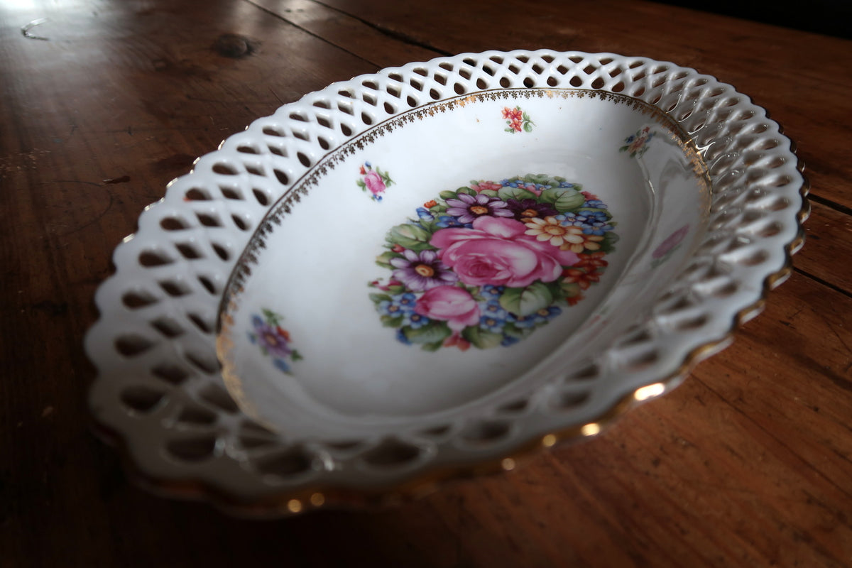 Side view of scalloped gold-edged rim and floral decoration