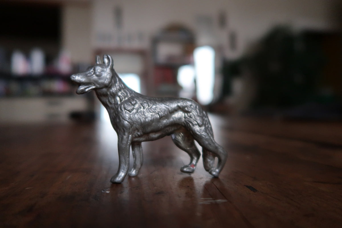 Full view of the alert German Shepherd figurine