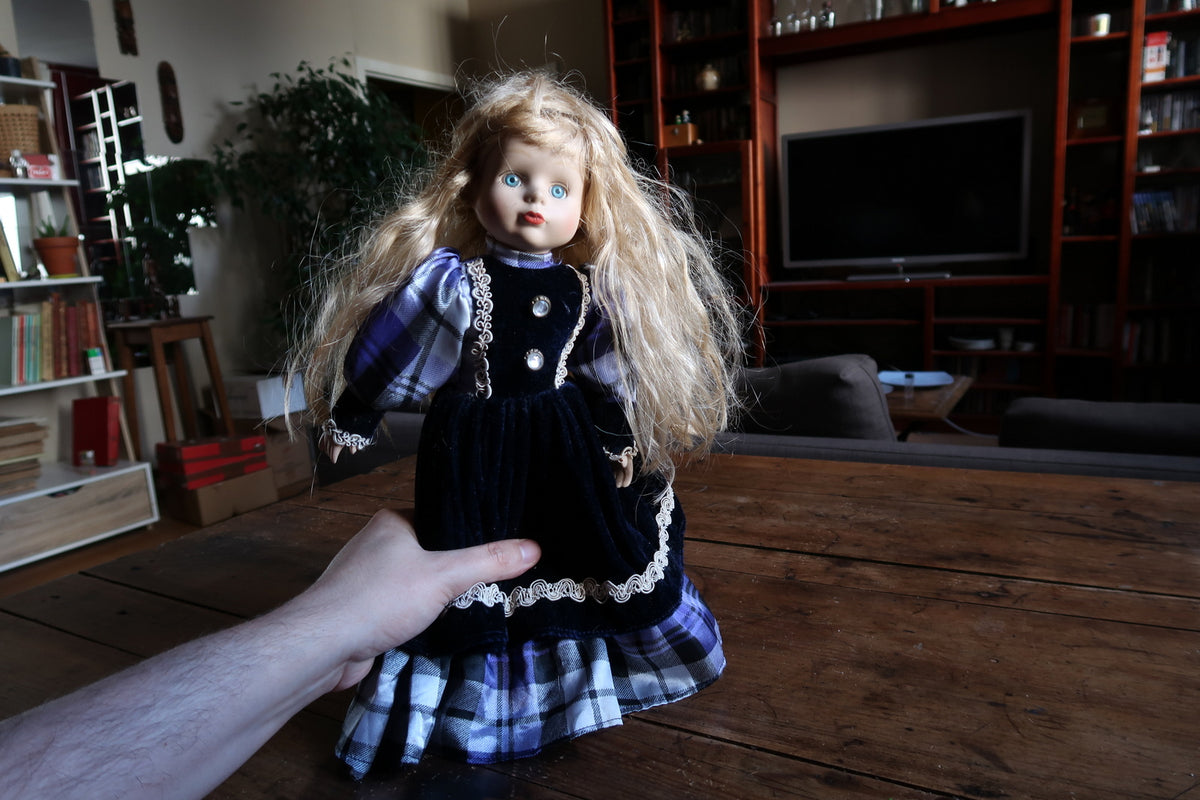 Navy bodice with two pearl-effect buttons, vertical white braid and plaid puff sleeves.