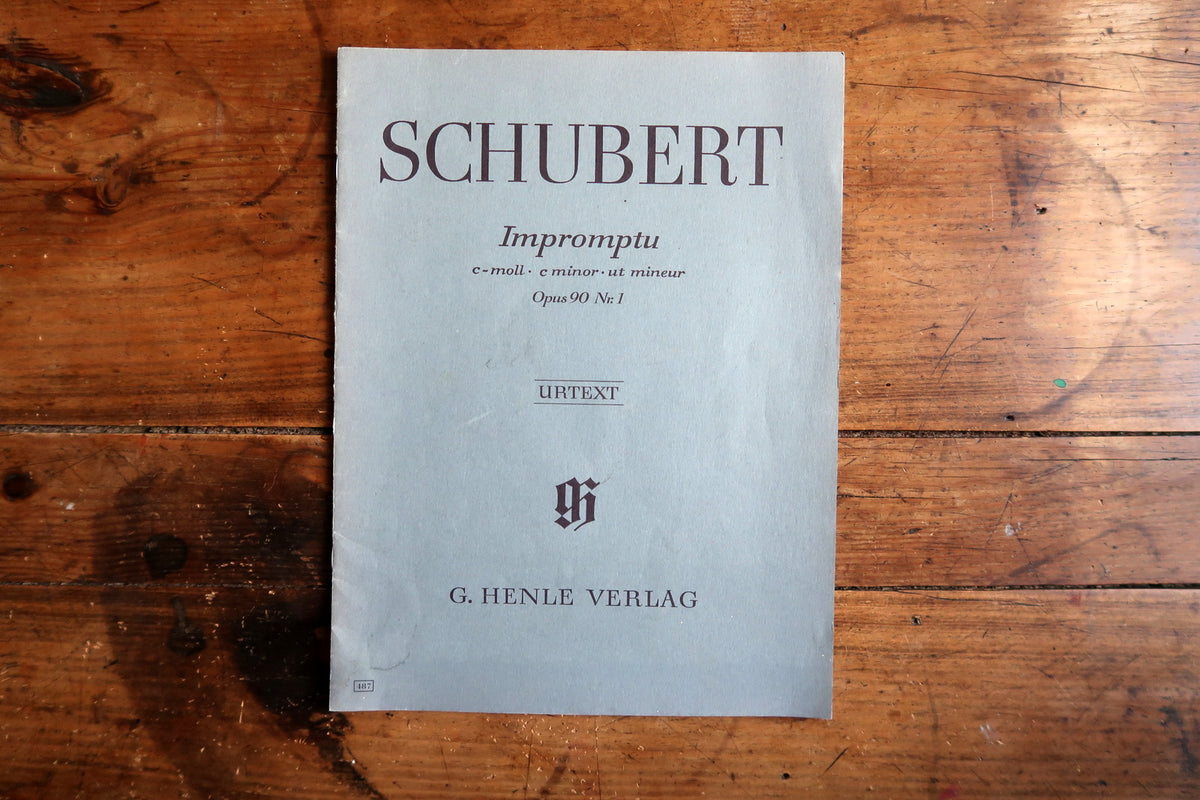 Low-angle cover detail showing the Henle emblem, publisher name and slim page edges.