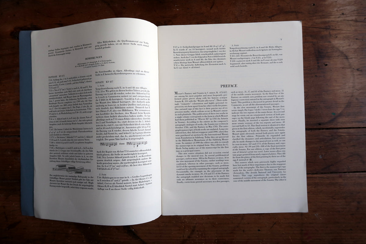 Low-angle front cover showing the Henle emblem, publisher lettering and slim page block.
