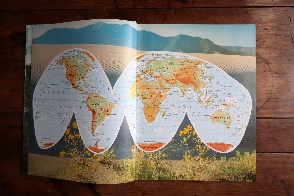 Les déserts africains spread with desert landscapes, camels, reptiles, maps and terrain diagrams.