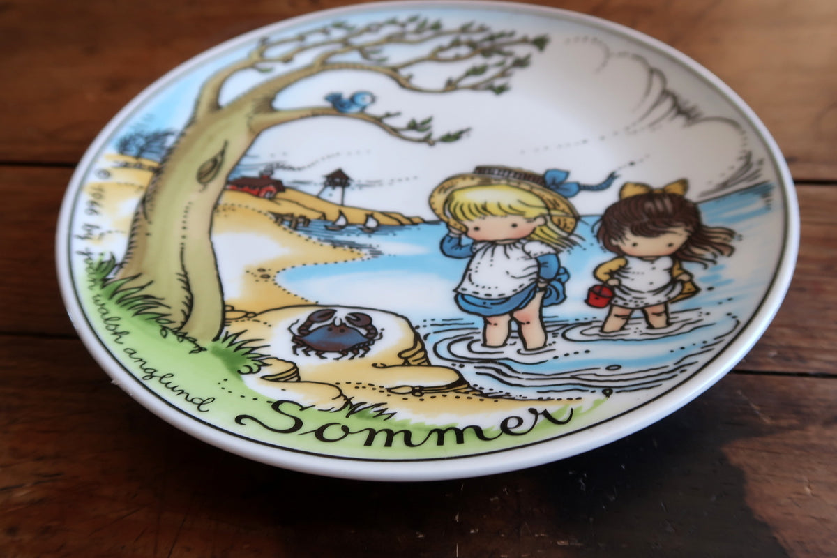 Angled view of the illustrated Sommer plate showing its shallow profile and narrow dark border.