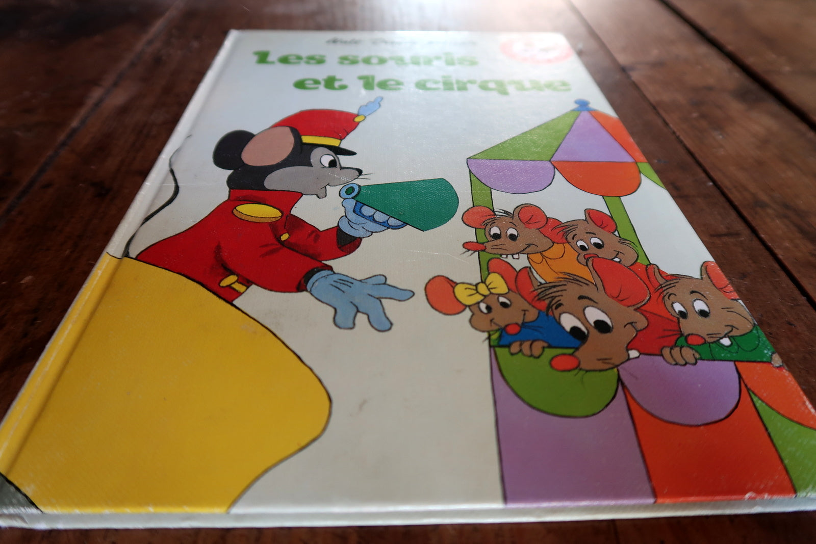 Les souris et le cirque book corner detail, showing light wear and condition