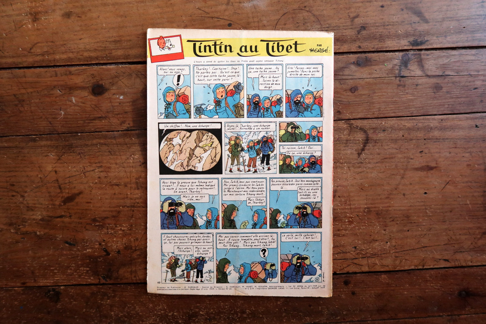 Vintage July 1959 Tintin magazine, good vintage condition with visible central fold mark, light edge and corner wear, and clean, complete interior pages totaling 40 pages.

