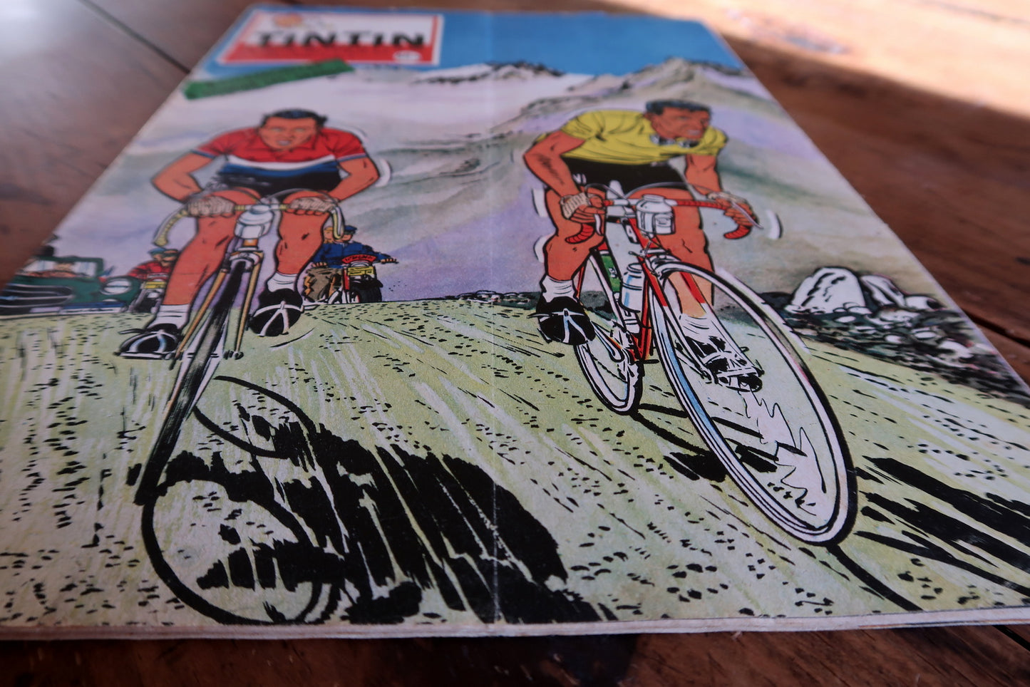 Nostalgic Tintin magazine issue from August 1959 with approximately 40 pages, structurally complete, suitable for collectors of bande dessinée or cycling memorabilia.

