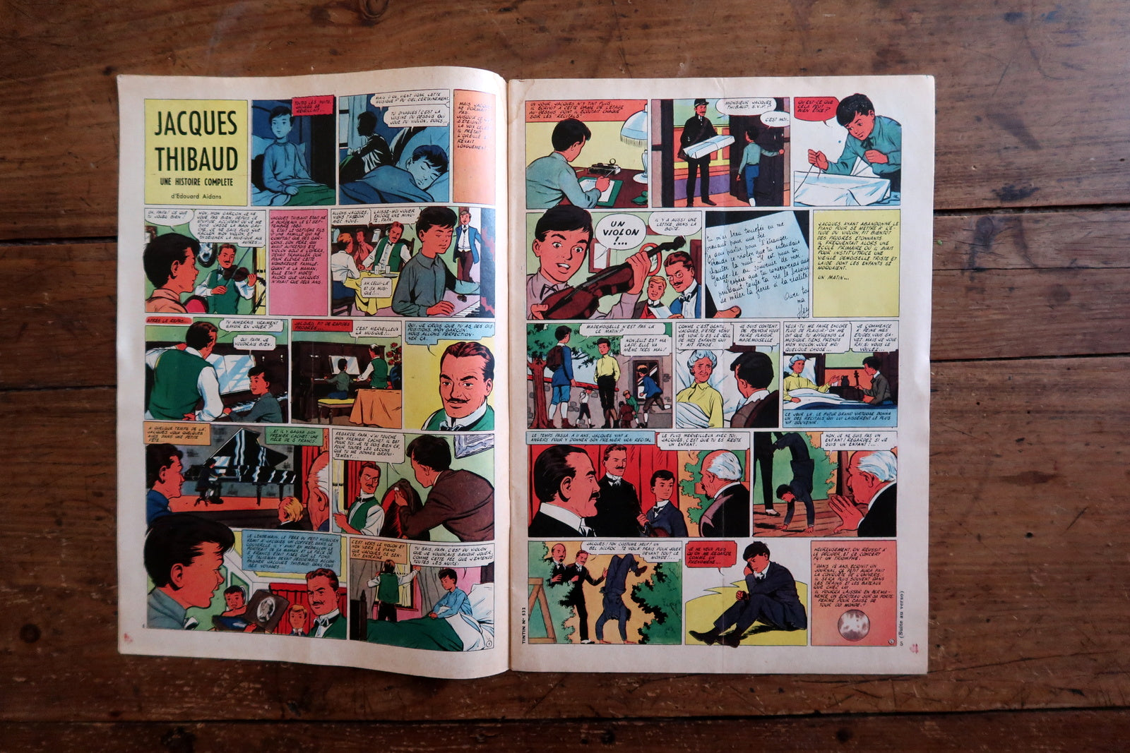 Collectible 1959 Tintin magazine – Le Journal des Jeunes – New Year holiday issue, featuring a festive cover and interior pages including Tintin au Tibet by Hergé.


