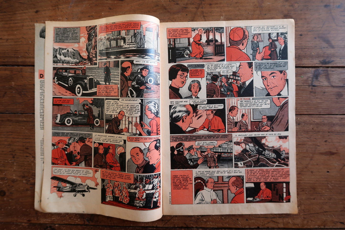 Open view of vintage Tintin magazine No. 538 showing interior pages including a Tintin au Tibet page by Hergé, an article on parachuting (“Initiation au parachutisme”), and period advertisements.


