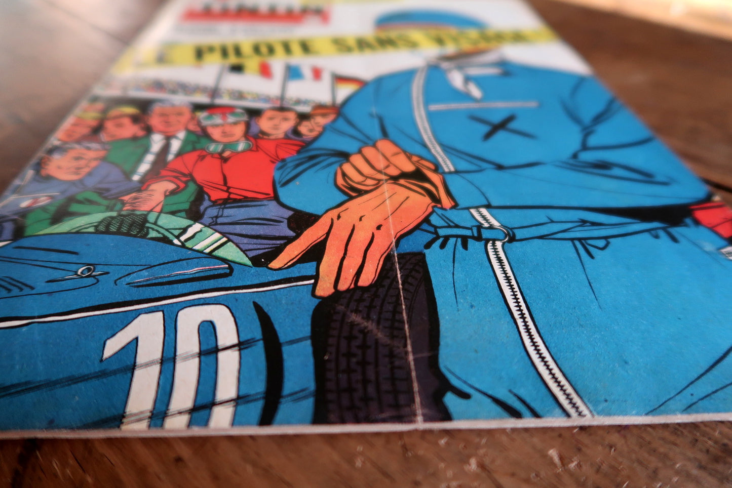 Back cover and spine detail of a February 19, 1959 Tintin comic magazine in good/very good condition for its 67-year age, with light toning to paper, minor spine creasing, and complete 40 pages.

