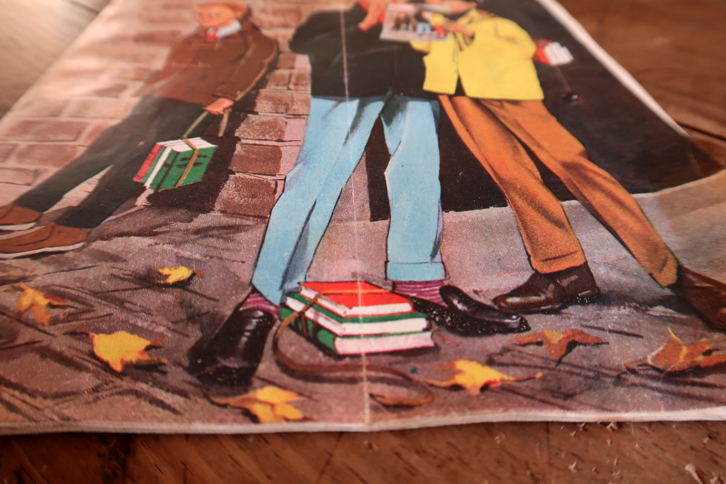 Nostalgic Tintin magazine issue from October 9, 1958, with 36 pages, structurally complete, in fair to good condition with a vertical fold/crease on cover (disclosed) but strong interior colors.

