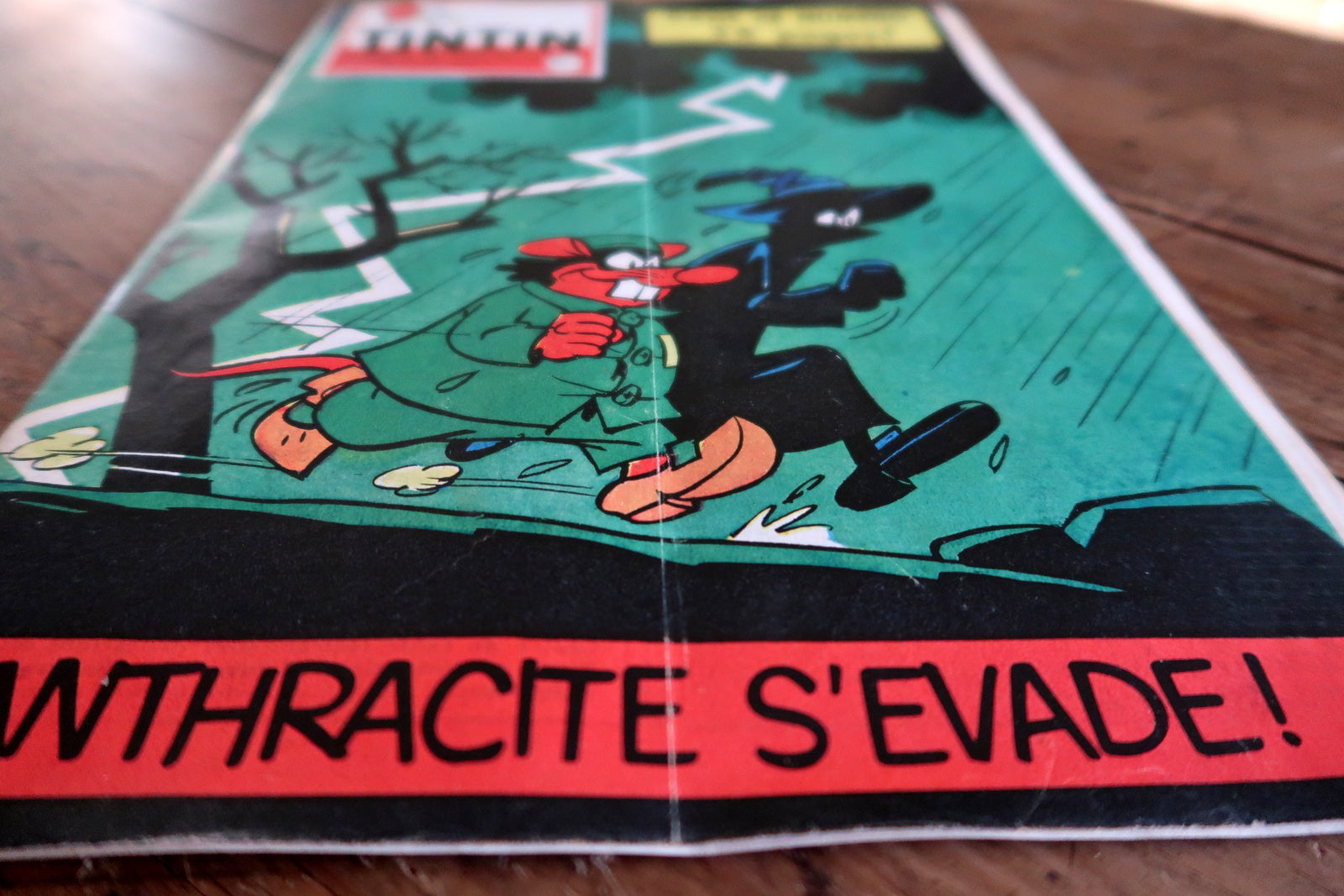 Nostalgic Tintin magazine issue from October 16, 1958, with 36 pages, structurally complete, in fair/good condition with a central vertical fold/crease on cover (disclosed) but strong and bright interior colors.

