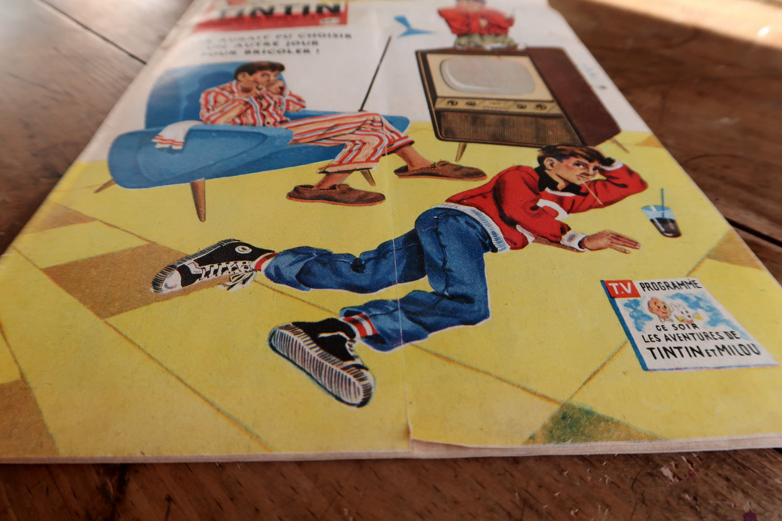 Nostalgic Tintin magazine issue from March 18, 1959, with 40 pages, interior complete and colorful, in poor/fair condition with cover detached at spine and significant creasing (disclosed) – a reading/reference copy valued for content.

