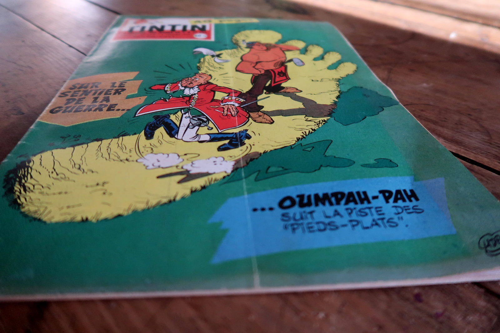 Nostalgic Tintin magazine issue from January 8, 1959, with 40 pages, interior complete and colorful, in poor/fair condition with heavy cover wear (creased, warped, scuffed, label residue) – a collector's piece valued for extraordinary content.

