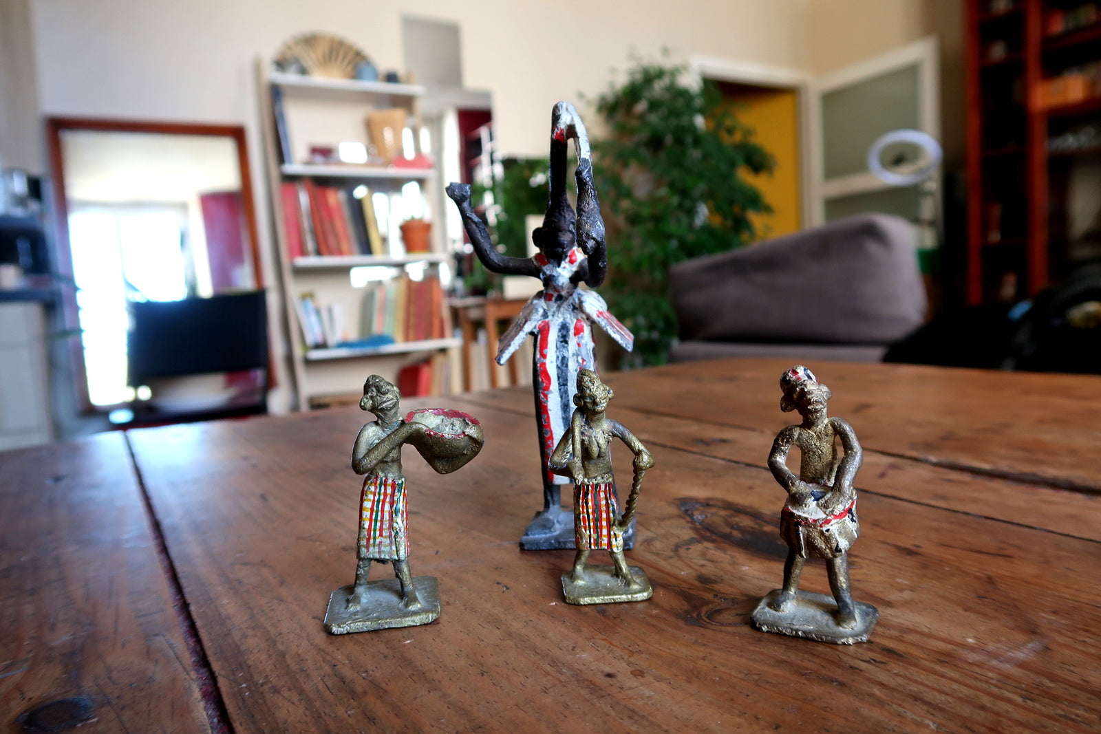 Vintage French painted lead alloy figurines from the 1950s–1960s, attributed to Quiralu, Clairet, or Starlux, consisting of 1 large shaman/chief figure (15cm tall) and 3 smaller attendants (6cm each) on square cast bases.


