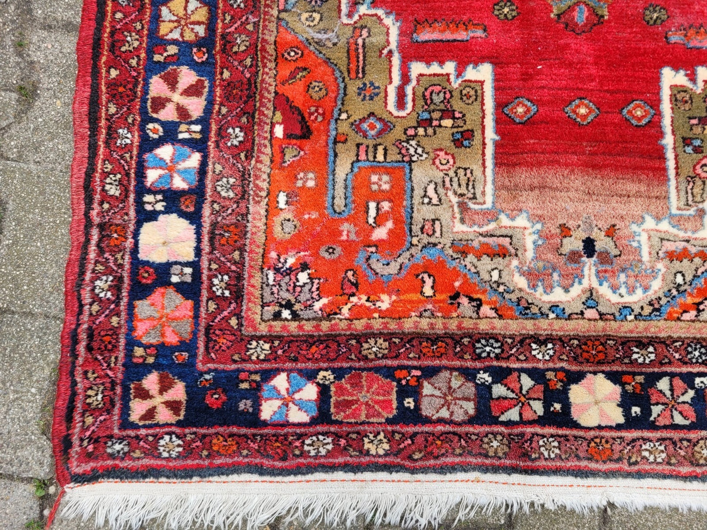 Central area with red field and angular motifs

