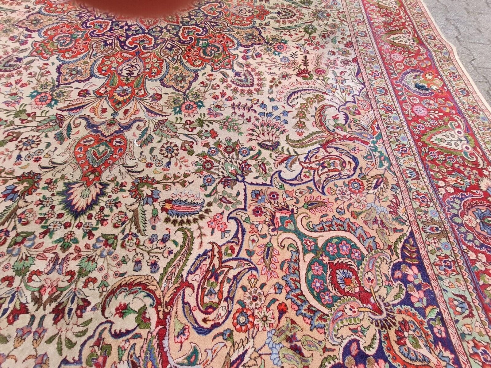 Border design with sage green and ivory motifs

