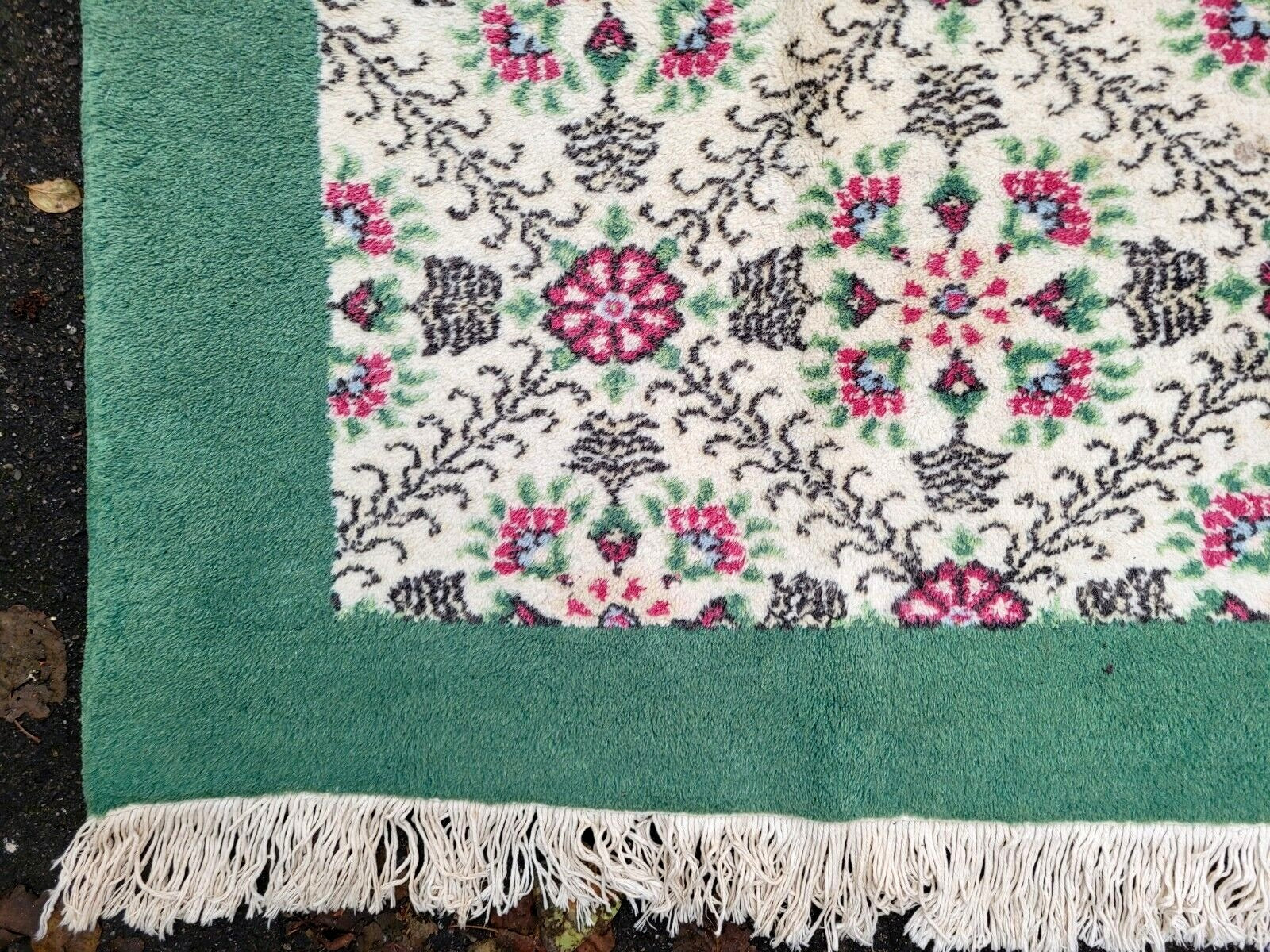 Rectangular rug with a graceful and symmetrical pattern.

