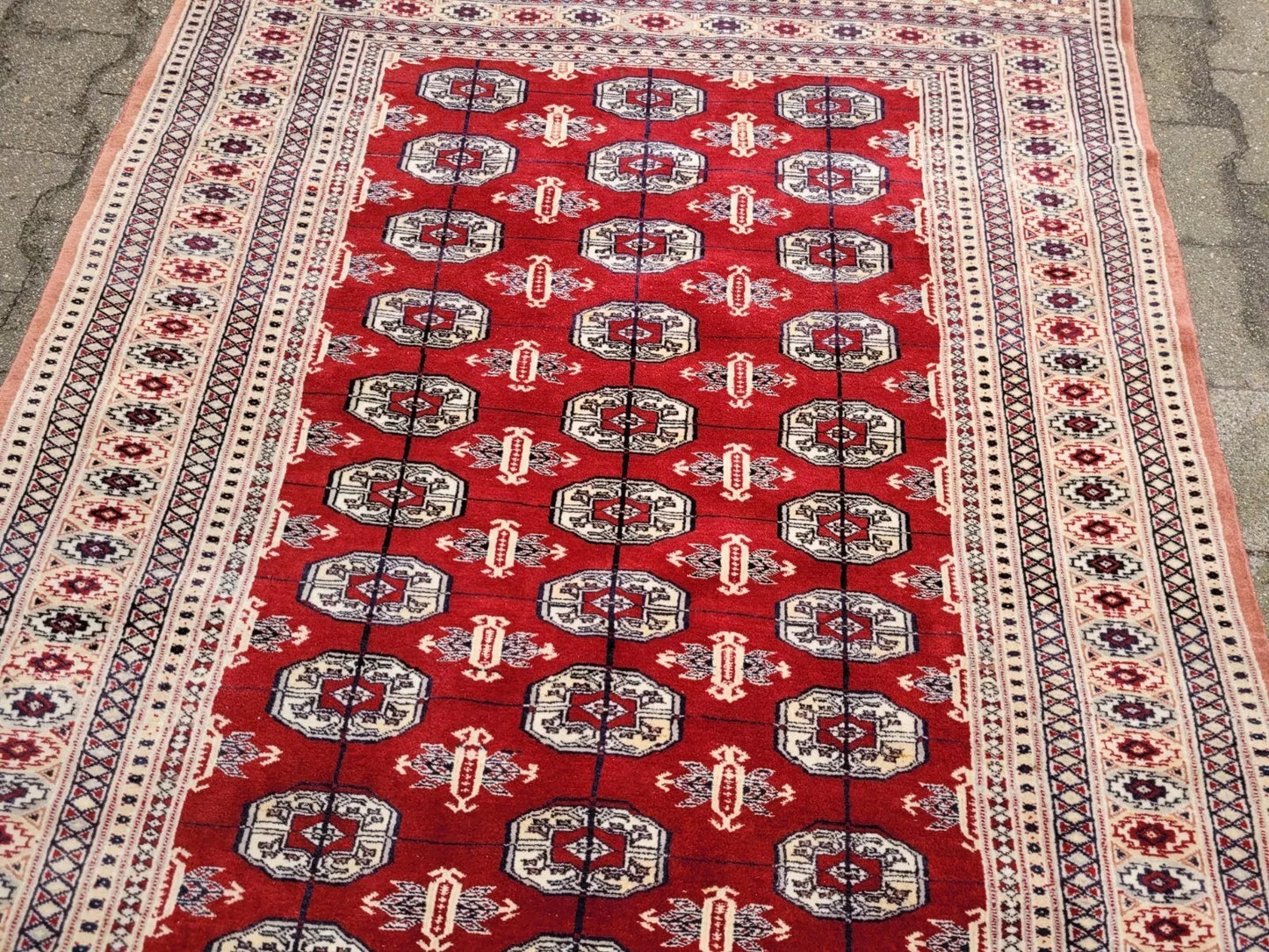 Light cream wool rug from Uzbekistan

