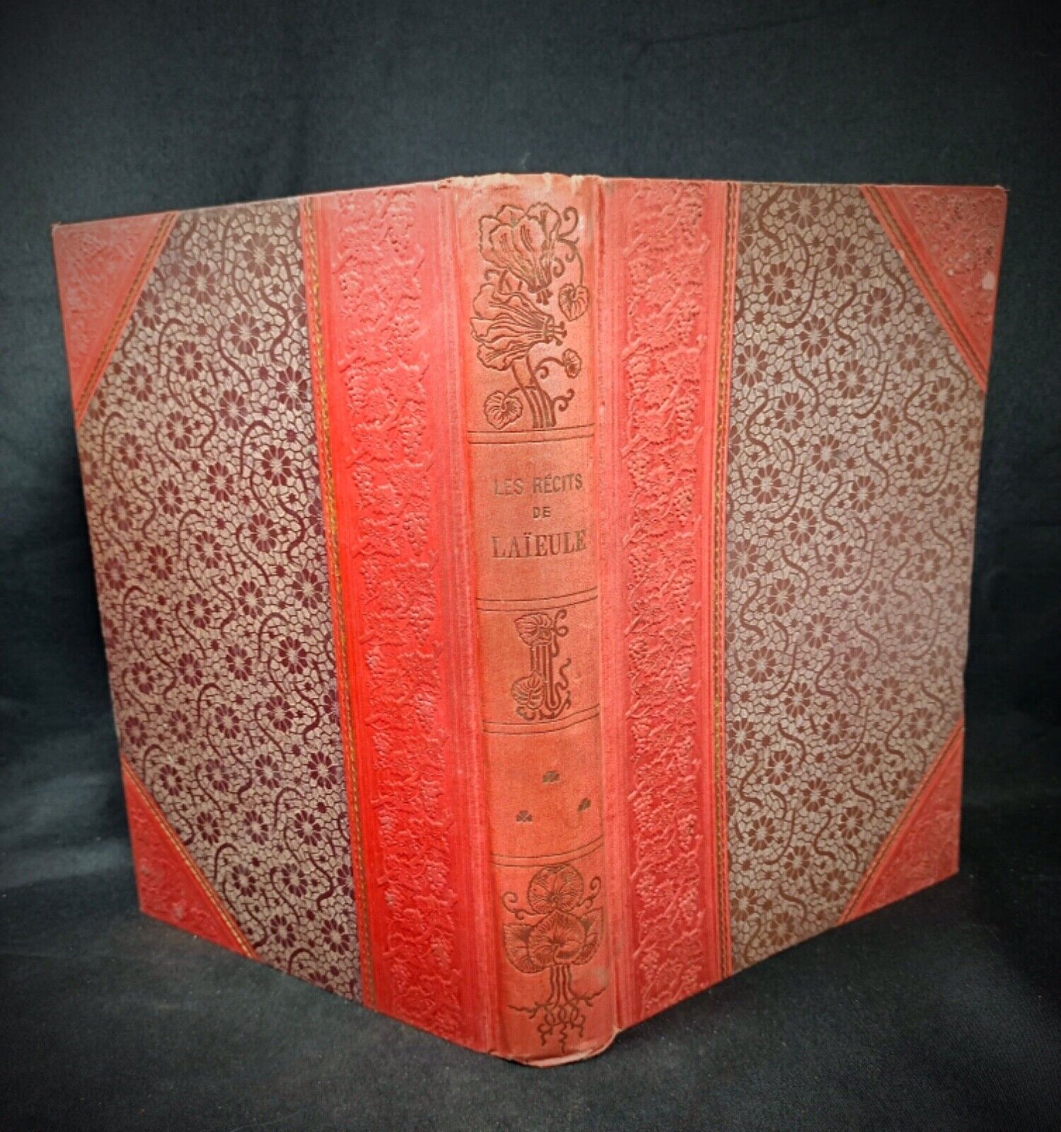 Aged pages of Histoire du Temps Passé showing yellowing and foxing

