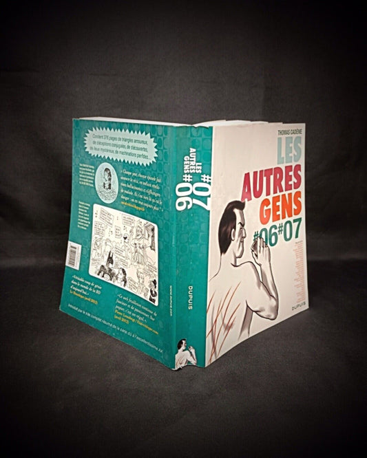 French graphic novel with urban illustrated scene

