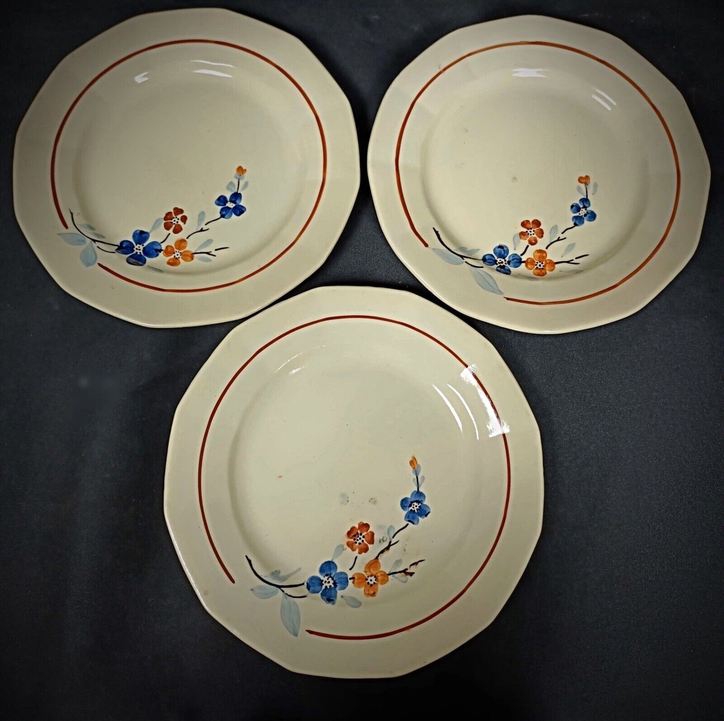 Hand-painted floral bouquet on faïence plate

