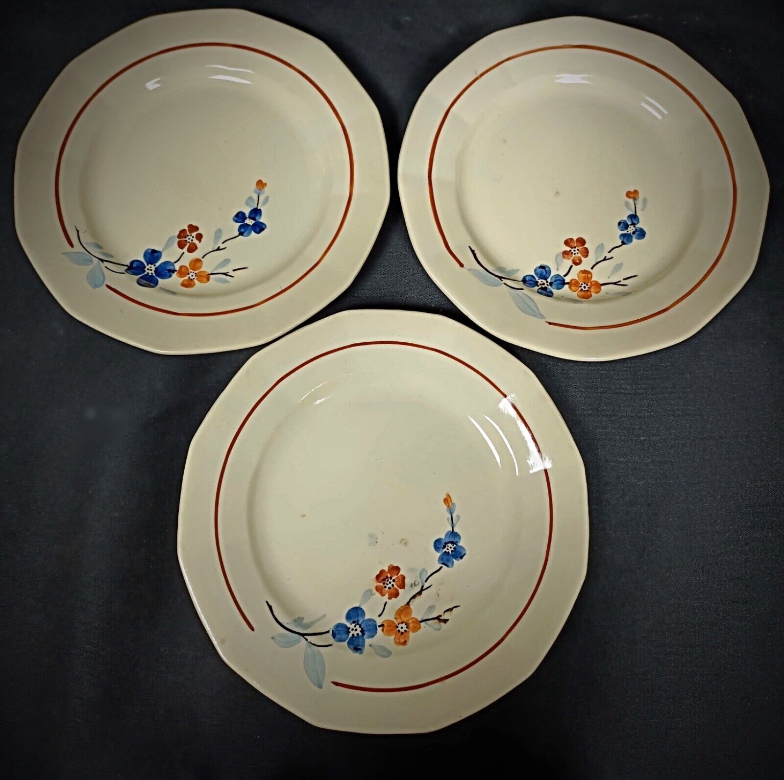 Hand-painted floral bouquet on faïence plate

