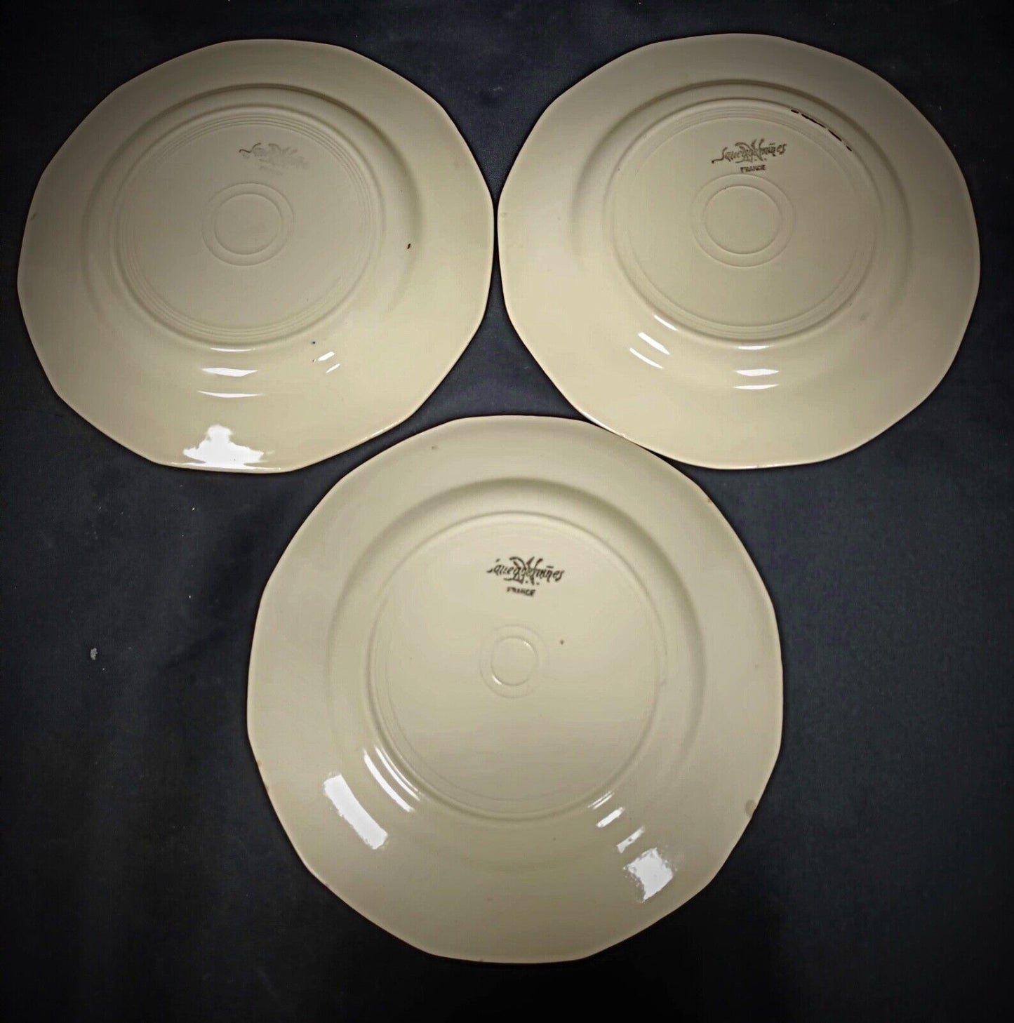 Creamy glazed plate featuring red roses and daisies

