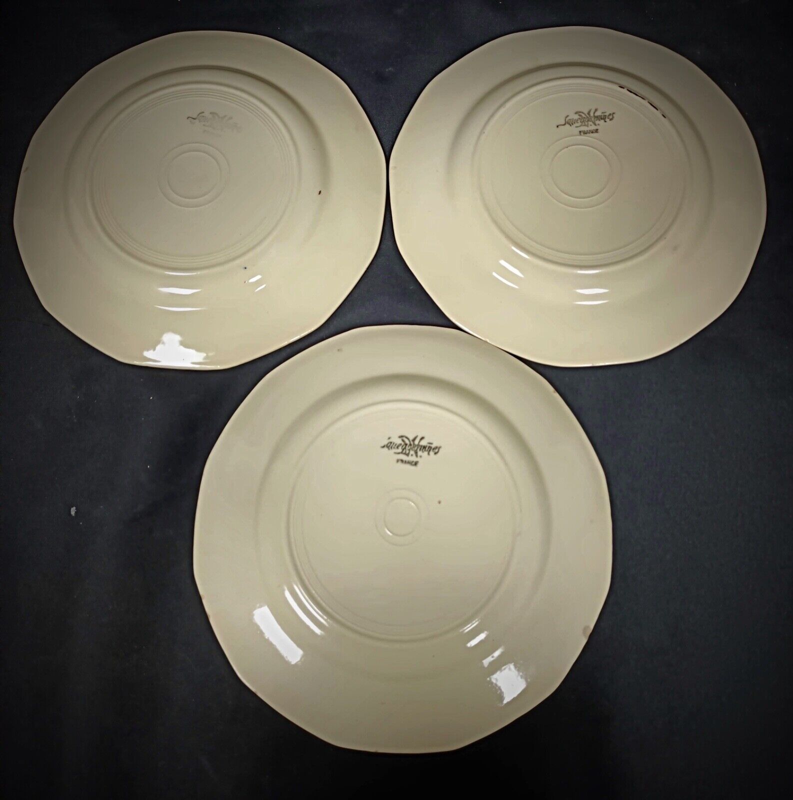 Creamy glazed plate featuring red roses and daisies

