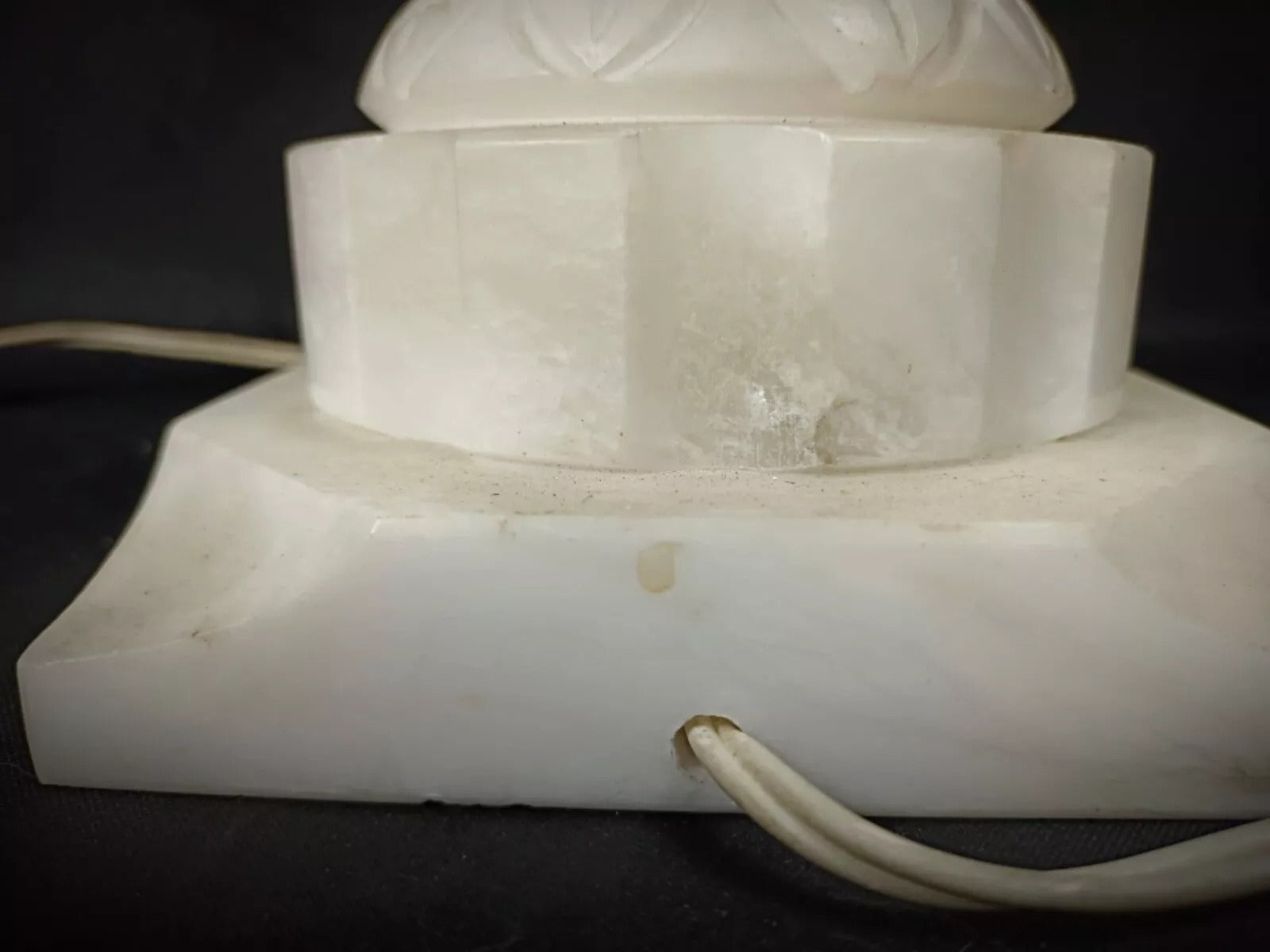 Side profile showing graduated alabaster column

