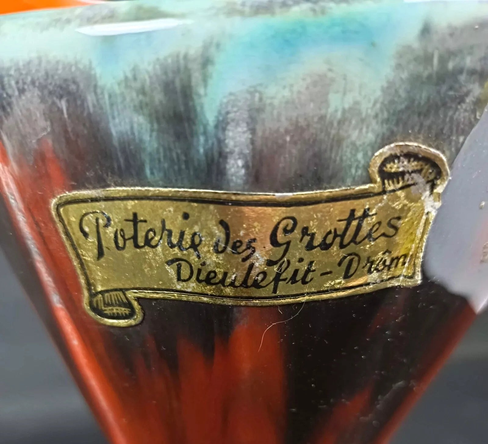 Classic swelling form with tapered neck

