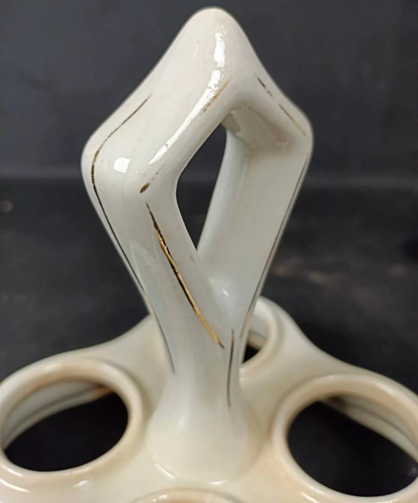 Faience stand texture and craftsmanship

