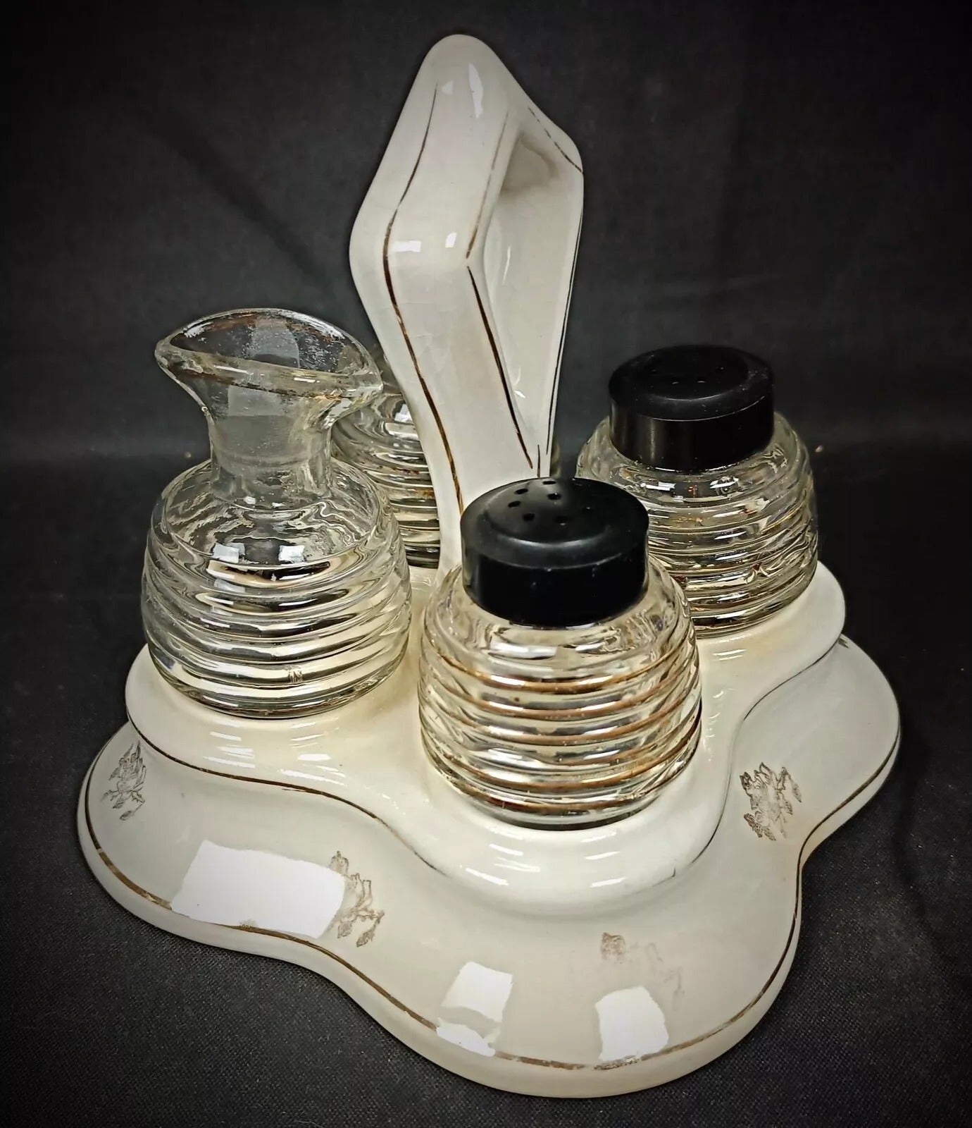 Oil and vinegar bottles with glass construction

