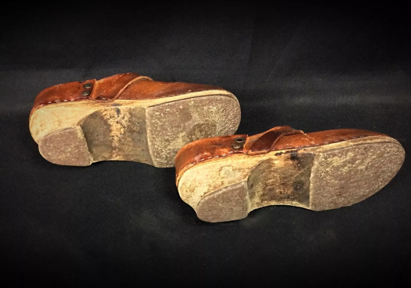 Side profile showing clog height and shape

