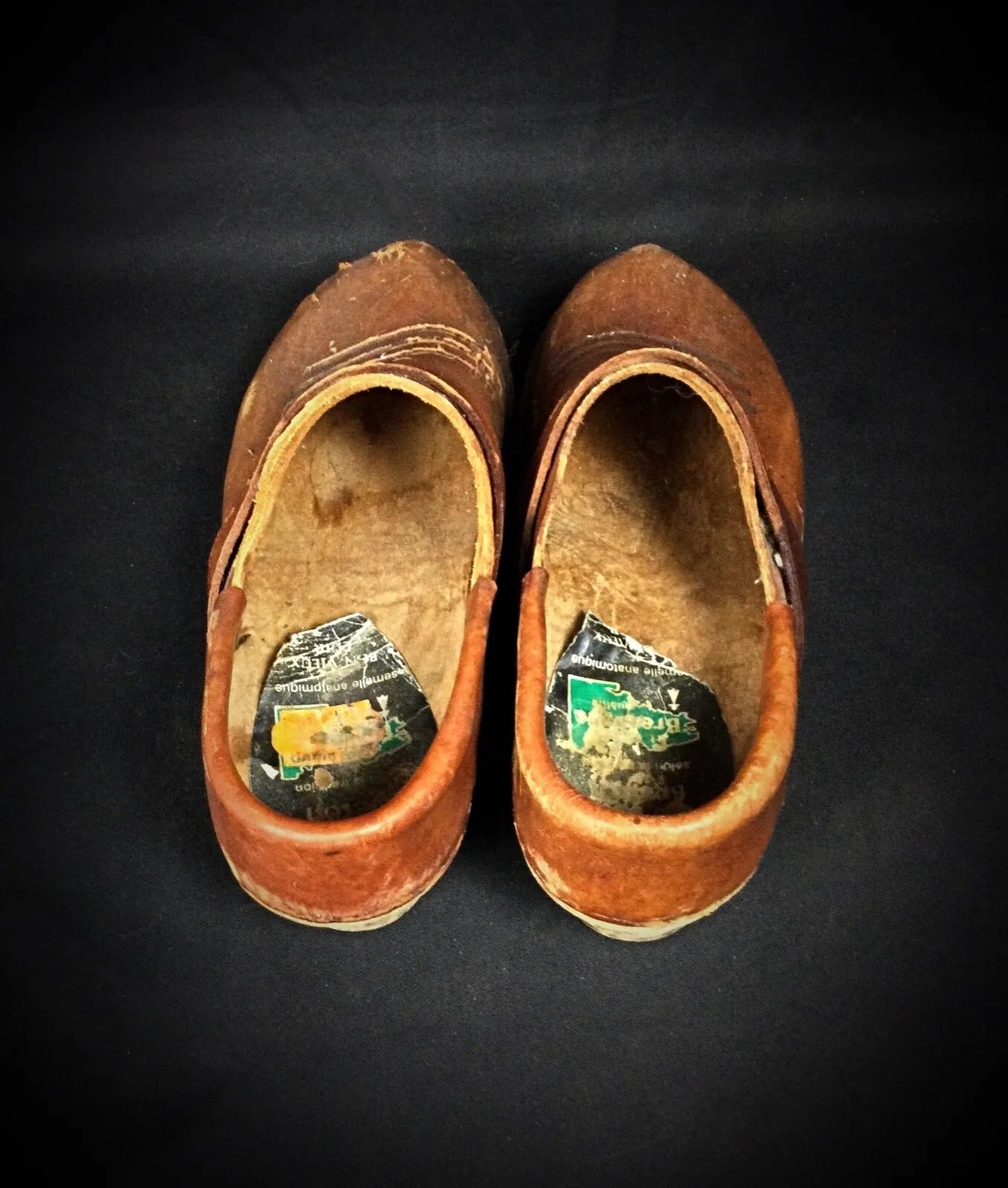 Nearly illegible manufacturer label detail

