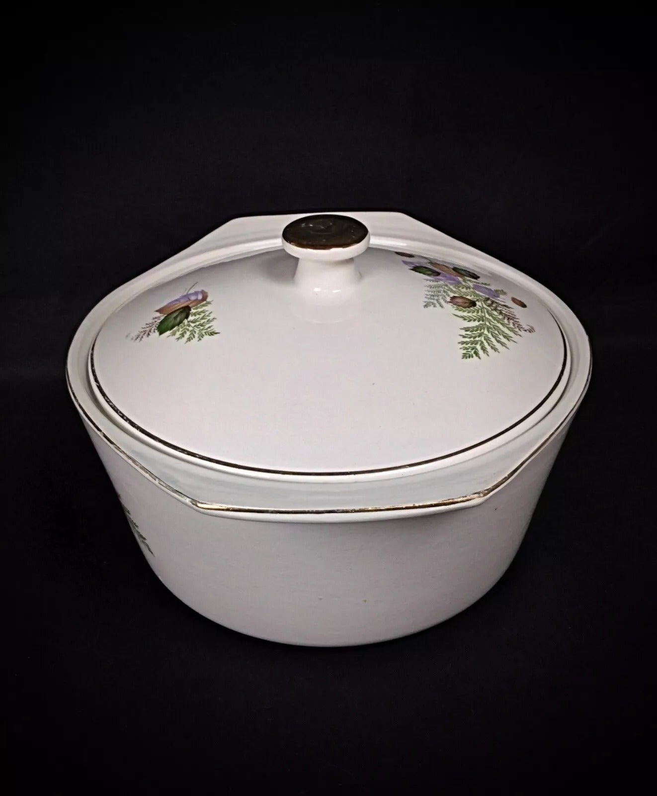 Side profile showing tureen height and form

