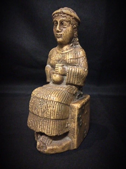 Side profile of the Neo-Sumerian statue reproduction with restored neck detail.
