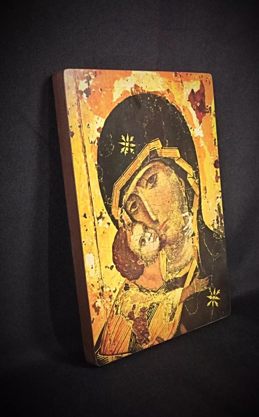 Detail of the Virgin's sorrowful, loving gaze and red maphorion.

