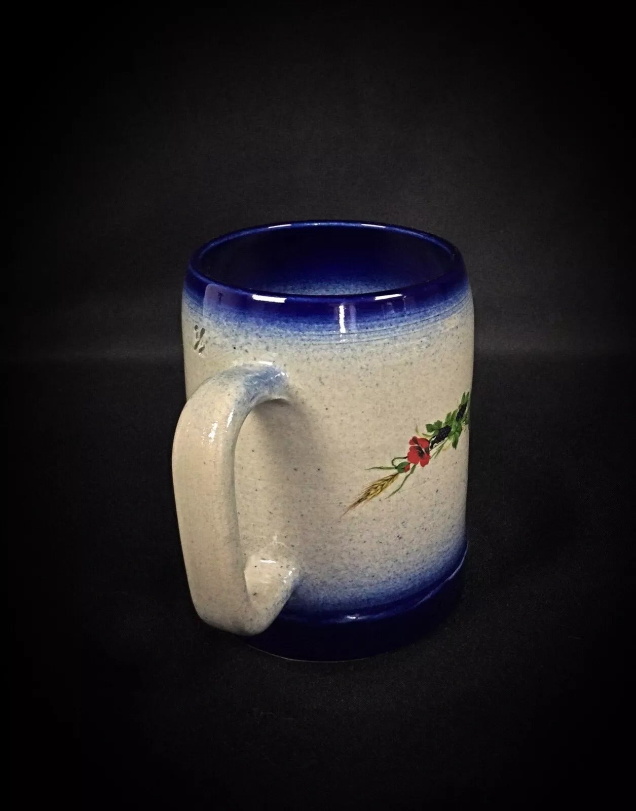 Detail of the geometric band patterns framing the central motif.

