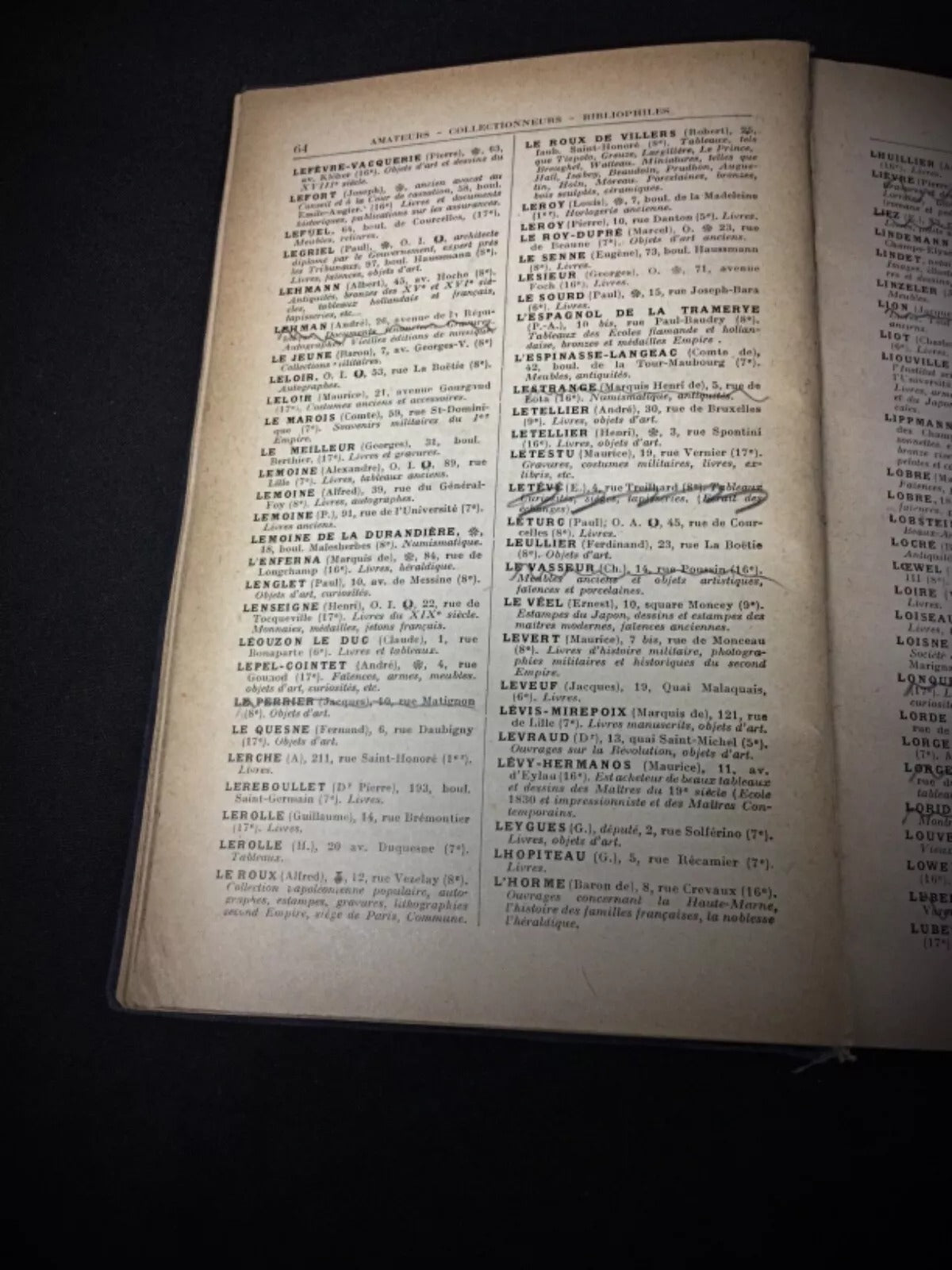 Detail of the yellowed page edges and the book's thickness.

