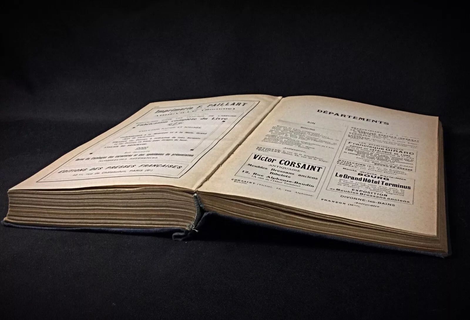 View of the slightly damaged corners or edges of the cover.

