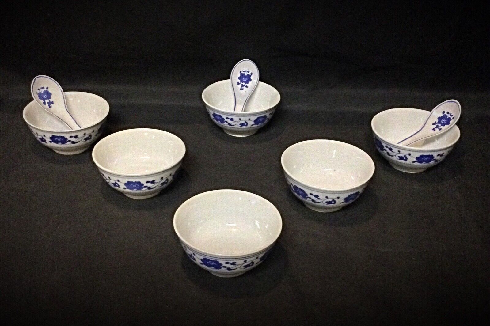 Top-down view of the rice bowl and spoon set displayed together
